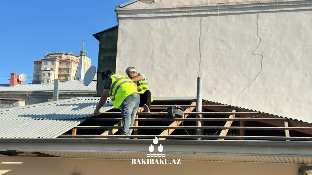 Yaşayış binasının damında, Hovuz, Tikili, Dam, Bakı Şəhər İcra Hakimiyyəti