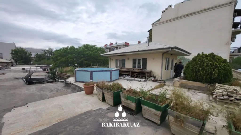 Yaşayış binasının damında, Hovuz, Tikili, Dam, Bakı Şəhər İcra Hakimiyyəti