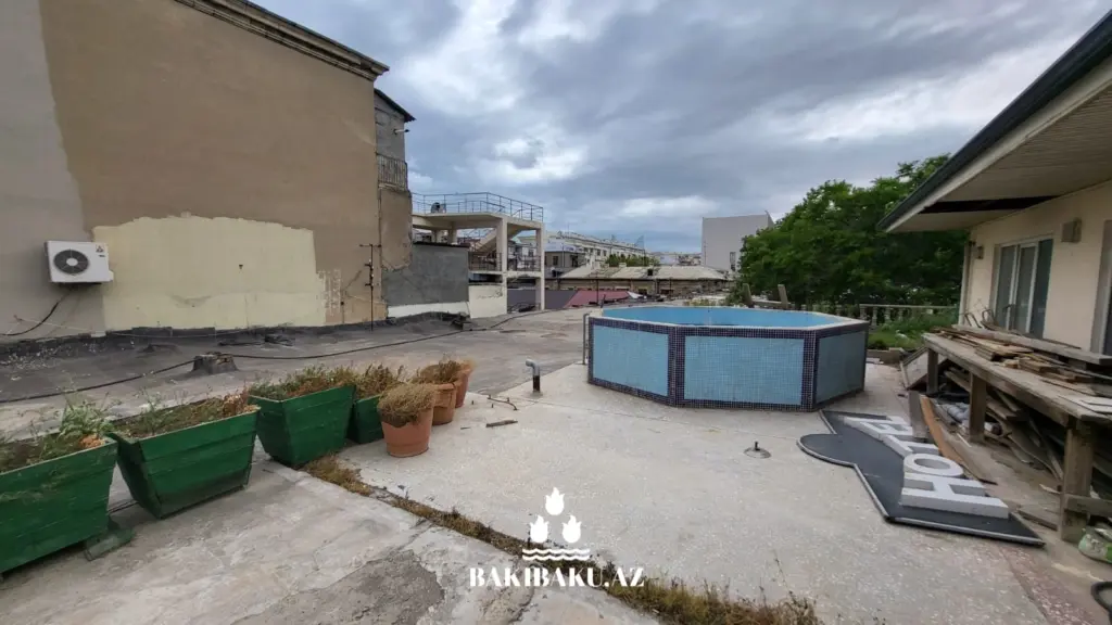 Yaşayış binasının damında, Hovuz, Tikili, Dam, Bakı Şəhər İcra Hakimiyyəti
