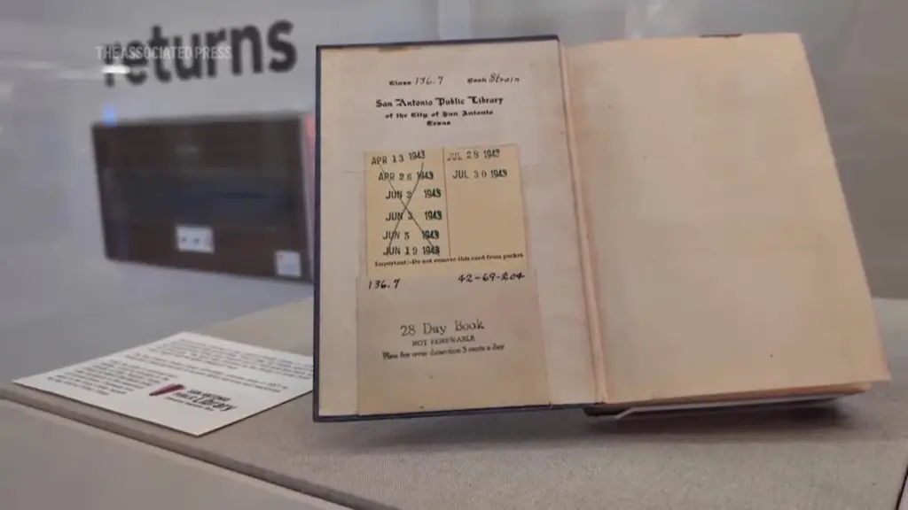 82 illik gecikmə, Kitab, Kitabxana