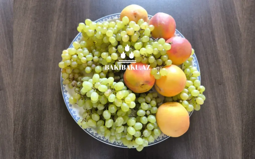 Şaftalı və üzüm, Şaftalı, Üzüm, Meyvə