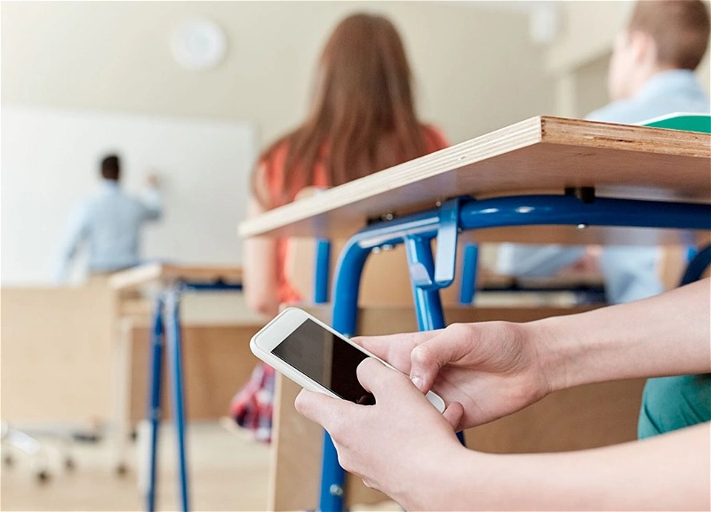 Məktəblilərdə telefon qadağası, Telefon, Qadağa