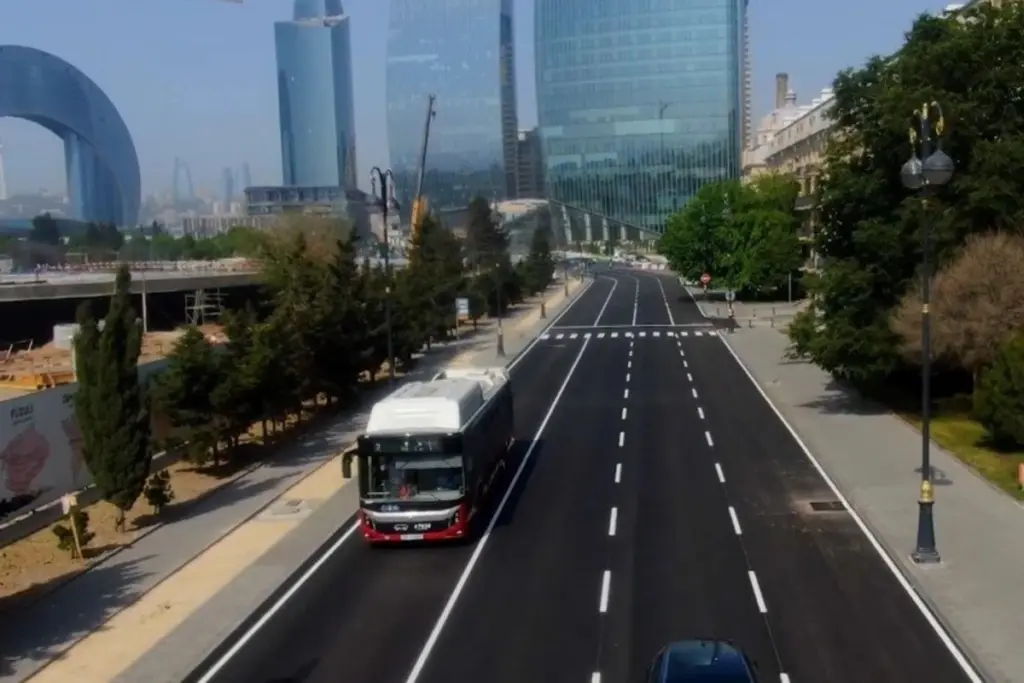 8 Noyabr prospekti, Yol, Marşrut