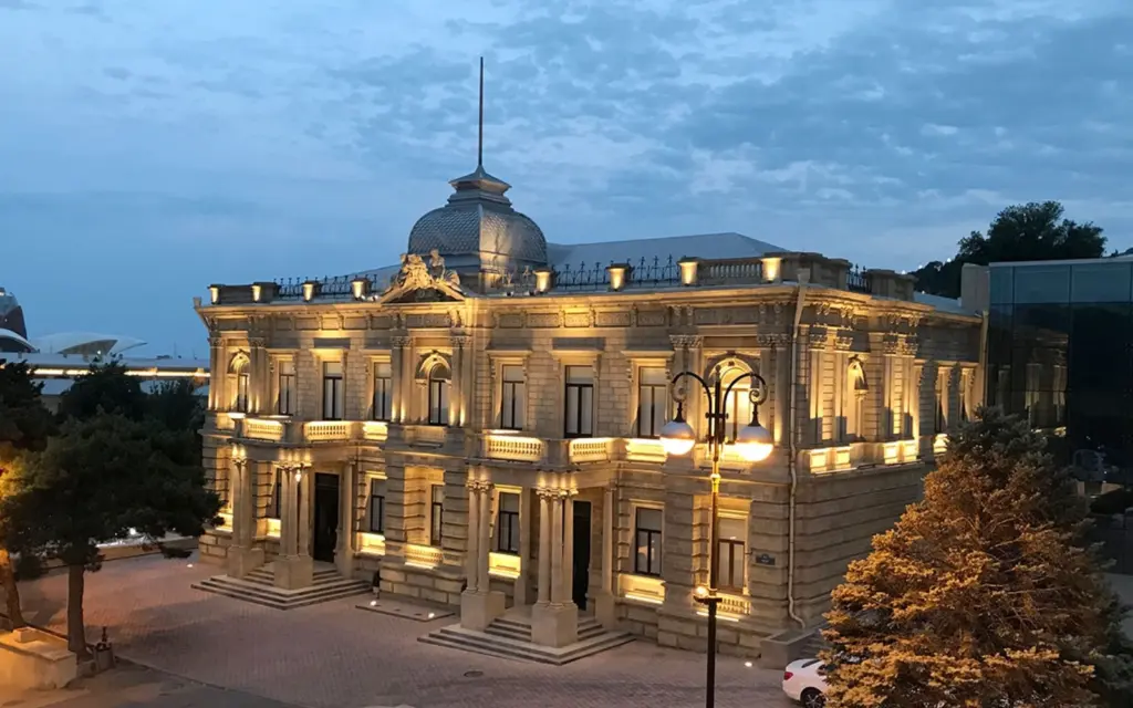 De Burun Sarayı  və ya Azərbaycan Milli İncəsənət Muzeyi, De Burun Sarayı, Azərbaycan Milli İncəsənət Muzeyi