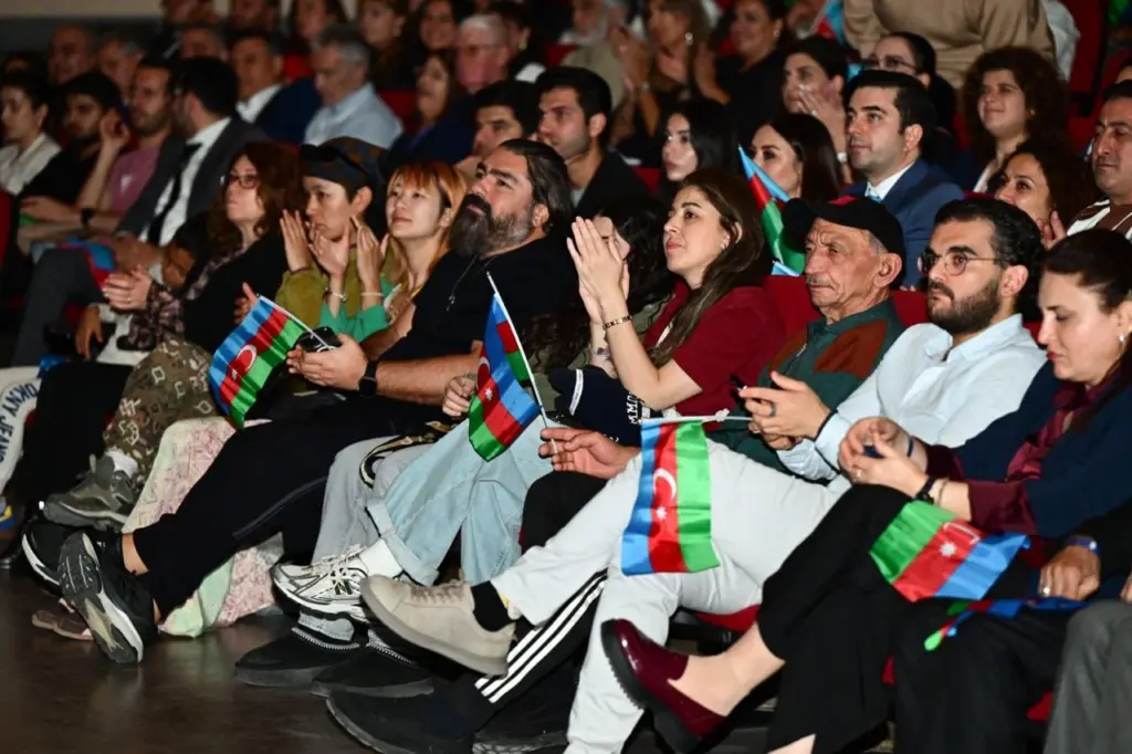 Azərbaycan incəsənət nümayəndələri