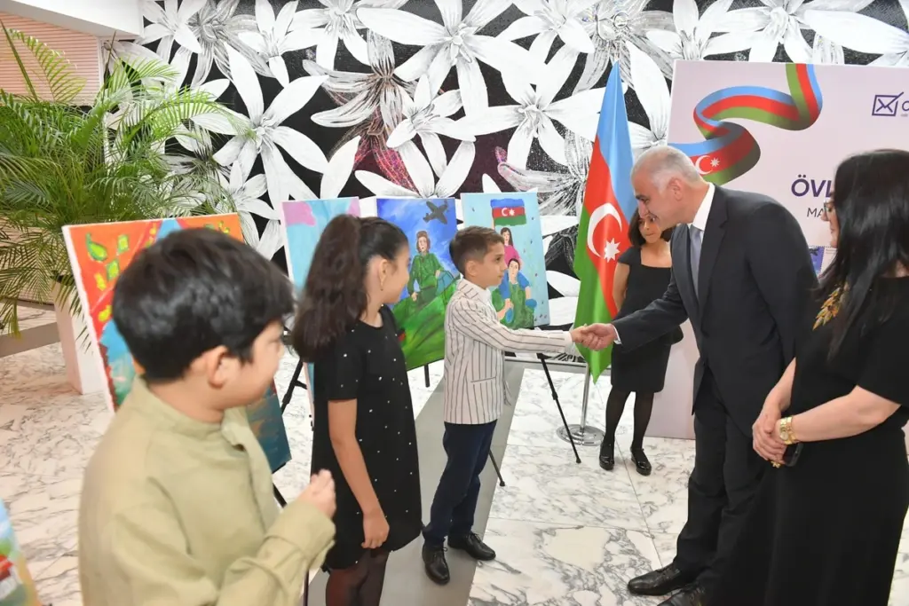 Rəqəmsal İnkişaf və Nəqliyyat Nazirliyi, "Azərpoçt" MMC, "Zəfər" Şəhid Ailələrinə Dəstək İctimai Birliyi, "Zəfər – şəhid övladlarının gözü ilə", Rəsm