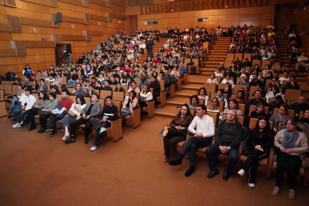 Şəki Dövlət Dram Teatrı, "Varlı qadın" tamaşası