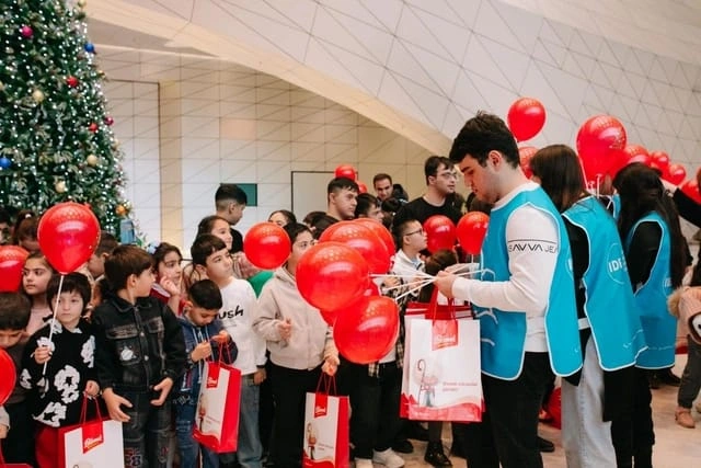 "Cırtdan Meqa Şousu"