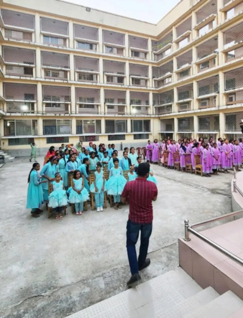 Leyla Əliyeva, Arzu Əliyeva, Banqladeş, Dəkkə şəhəri, "Shorkari Shishu Poribar" (Dövlət Uşaq Evi)