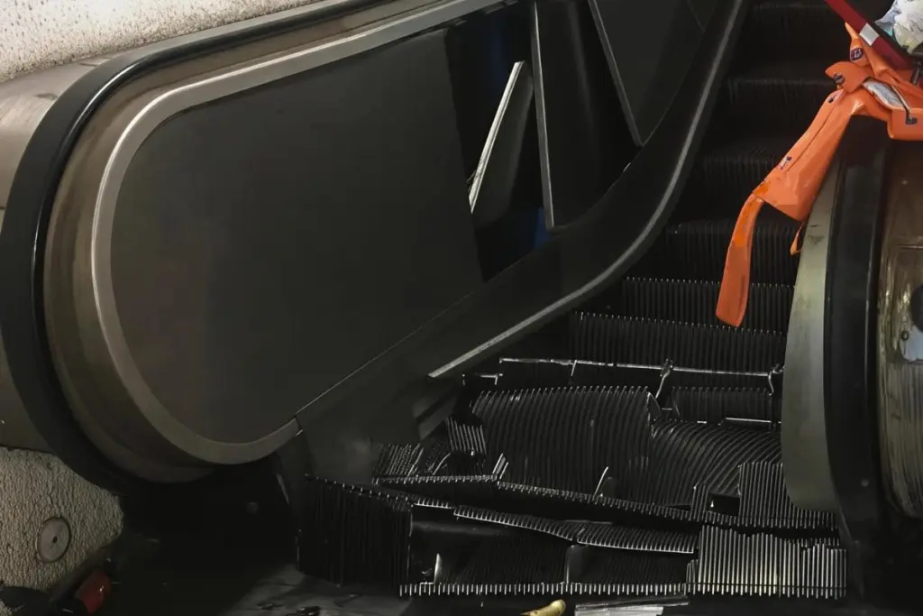 İncəsənət Gimnaziyası, Eskalator