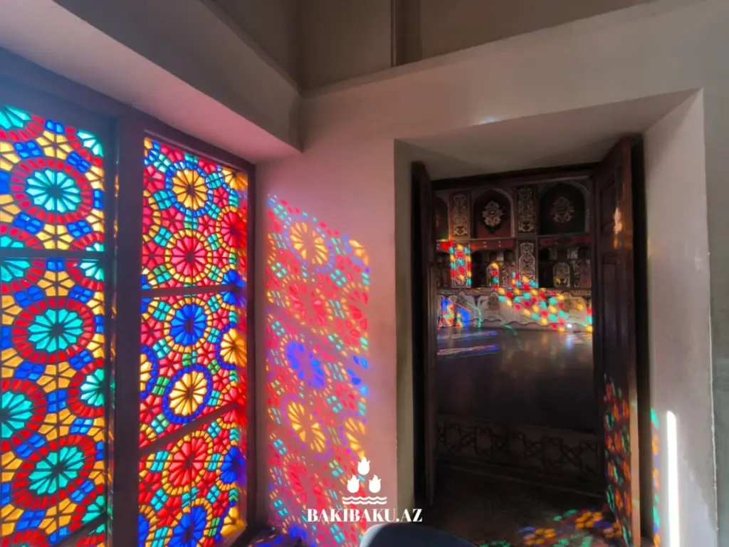 Xan Sarayı,  “Yuxarı Baş”, Şəki şəhəri, Dövlət Turizm Agentliyi