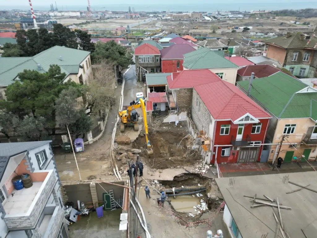 Kollektorun üzərində tikilən ev söküldü, ADSEA, Xətai rayonu, Rəşid Bağırov küçəsi