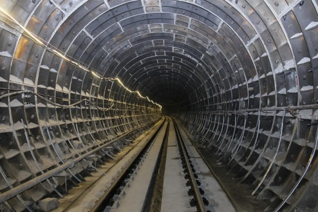 “Bənövşəyi xətt”, Metro