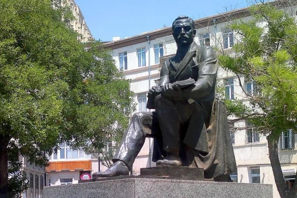 Bakının bürünc sirri, Bürünc Abidə, Mirzə Fətəli Axundov
