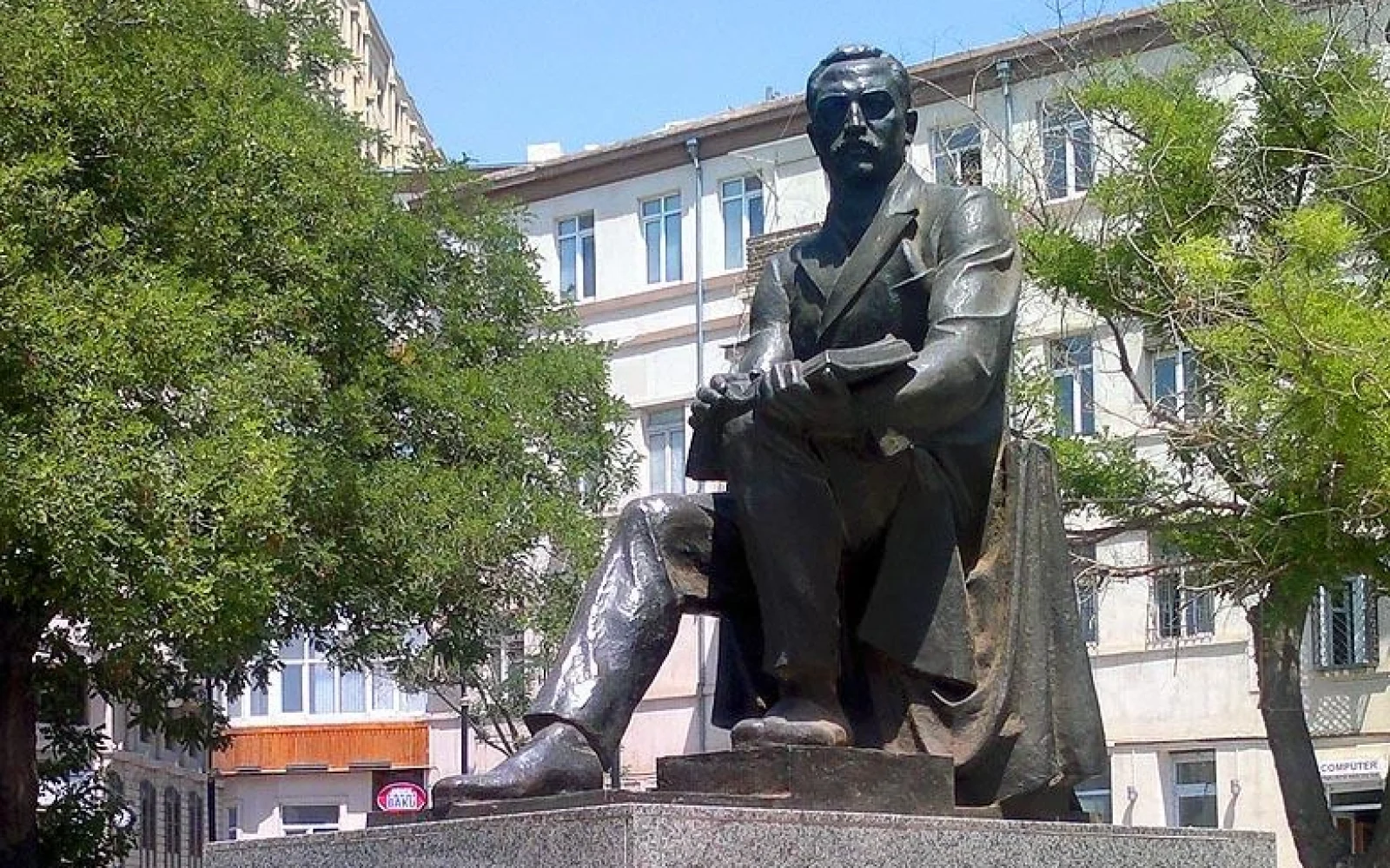 Bakının bürünc sirri, Bürünc Abidə, Mirzə Fətəli Axundov