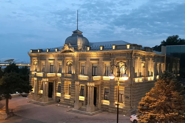 De Burun Sarayı  və ya Azərbaycan Milli İncəsənət Muzeyi, De Burun Sarayı, Azərbaycan Milli İncəsənət Muzeyi