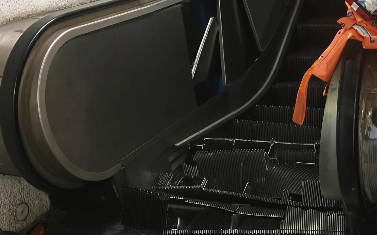 İncəsənət Gimnaziyası, Eskalator