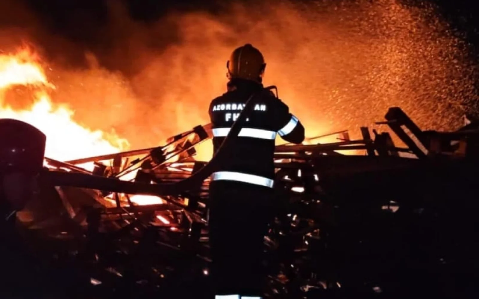 Taxtalar yığılan ərazidə yanğın, Binəqədi rayonu, FHN, Yanğın