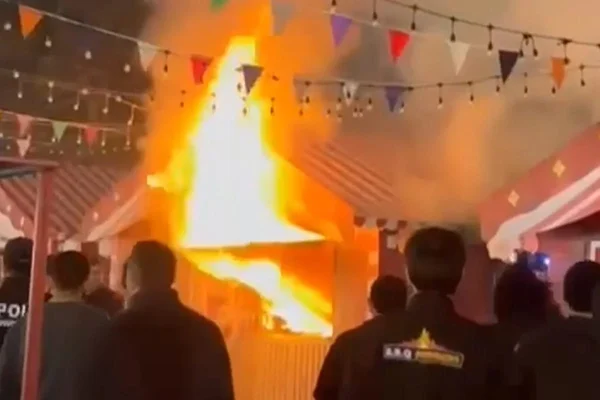 Fəvvarələr meydanında yanğın, "Soyuq əllər, isti ürəklər" yanğın, Yanğın, Fəvvarələr Meydanı