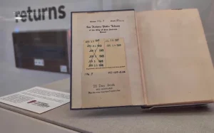 82 illik gecikmə, Kitab, Kitabxana