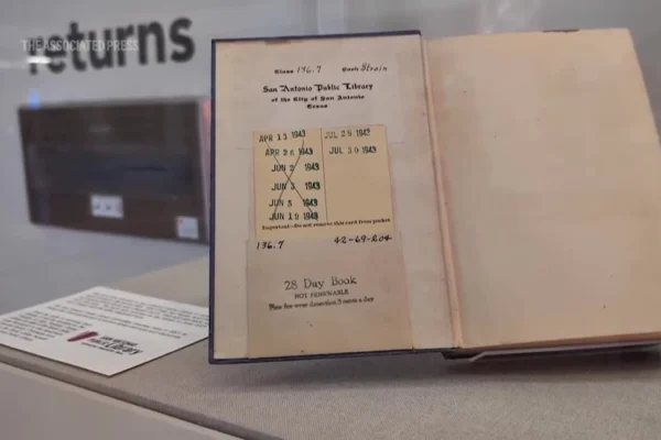 82 illik gecikmə, Kitab, Kitabxana