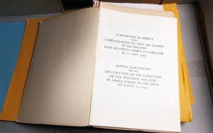 Özünü ölülüyə vurmaq, Cenevrə Konvensiyası