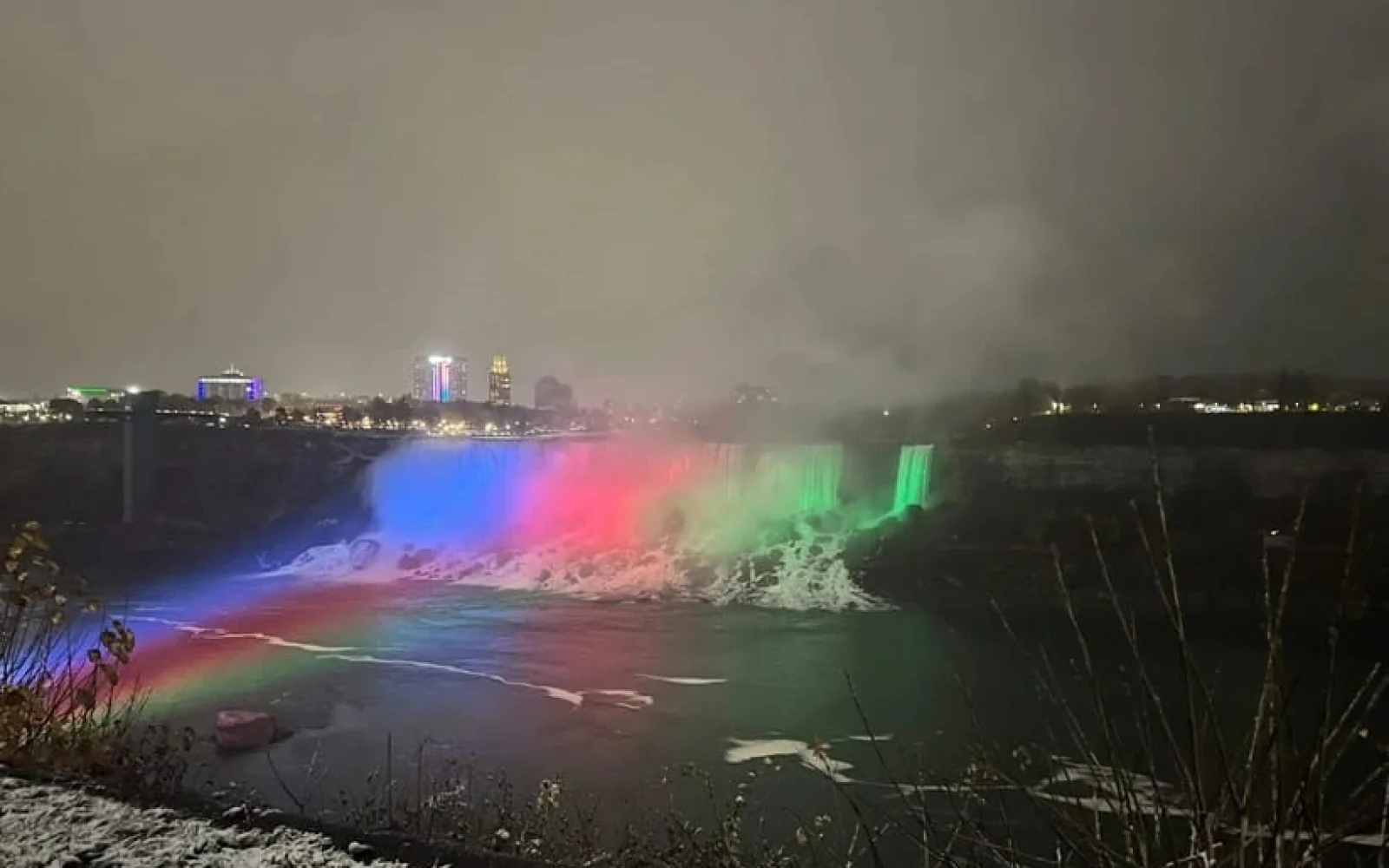 Niaqara şəlaləsi Azərbaycan bayrağının rəngləri ilə, Niaqara şəlaləsi, 9 Noyabr – Dövlət Bayrağı Günü