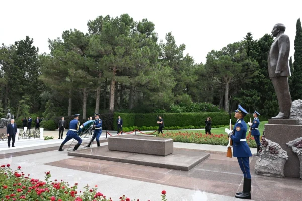 Özbəkistan Prezidenti Fəxri xiyabanda, Şavkat Mirziyoyev, Heydər Əliyev, Özbəkistan