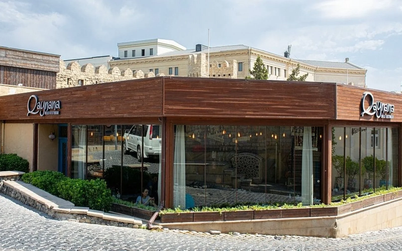 “Qaynana” restoranı, Restoran