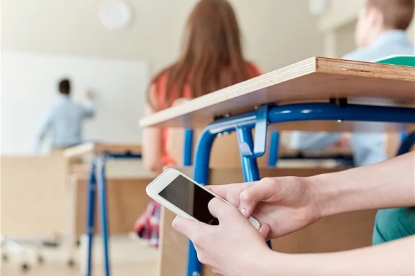 Məktəblilərdə telefon qadağası, Telefon, Qadağa