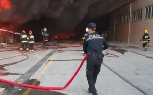 Polis əməkdaşları yanğın baş verən əraziyə cəlb edilib, Yasamal rayonu, Mirəli Seyidov küçəsi, Yanğın, FHN