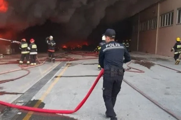 Polis əməkdaşları yanğın baş verən əraziyə cəlb edilib, Yasamal rayonu, Mirəli Seyidov küçəsi, Yanğın, FHN
