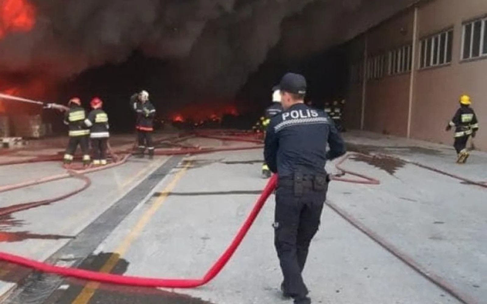 Polis əməkdaşları yanğın baş verən əraziyə cəlb edilib, Yasamal rayonu, Mirəli Seyidov küçəsi, Yanğın, FHN